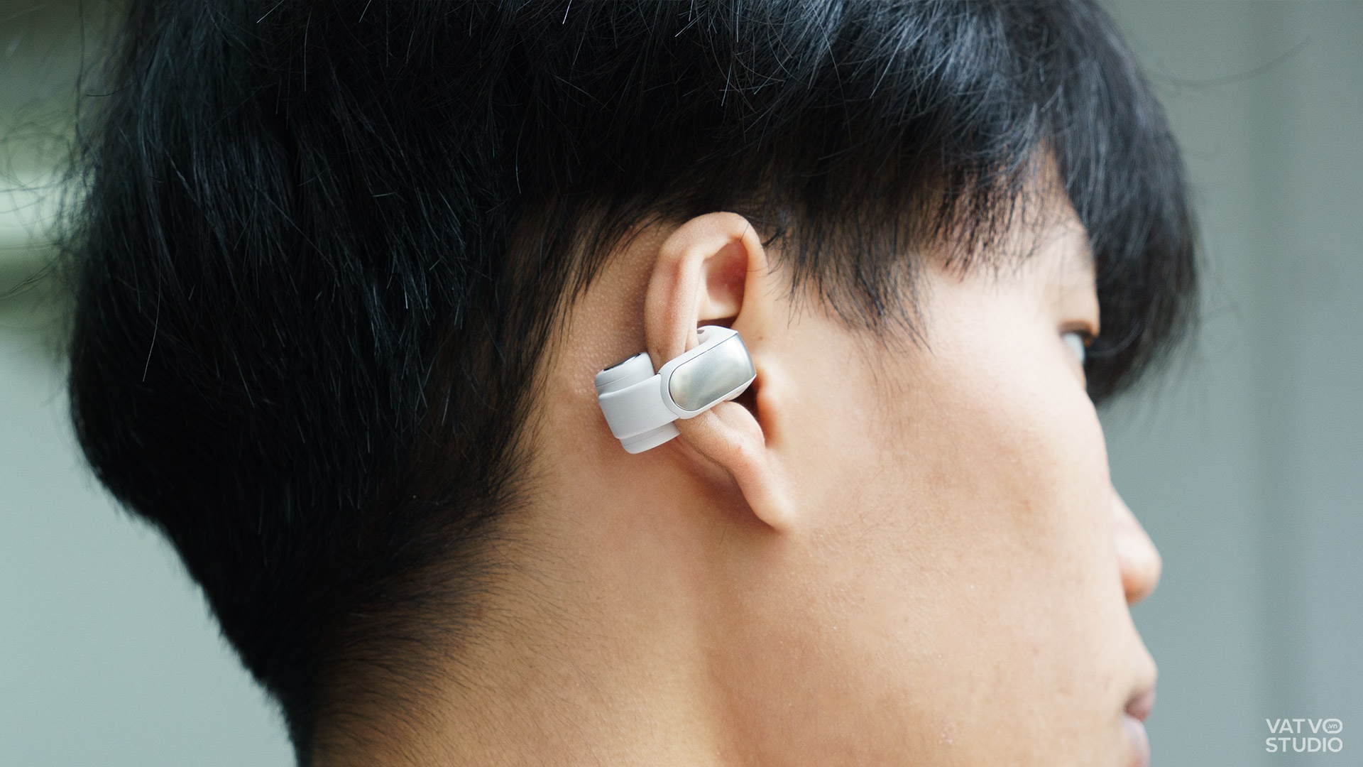 Bose Ultra Open Earbuds là tai nghe dạng mở có thiết kế giống khuyên tai