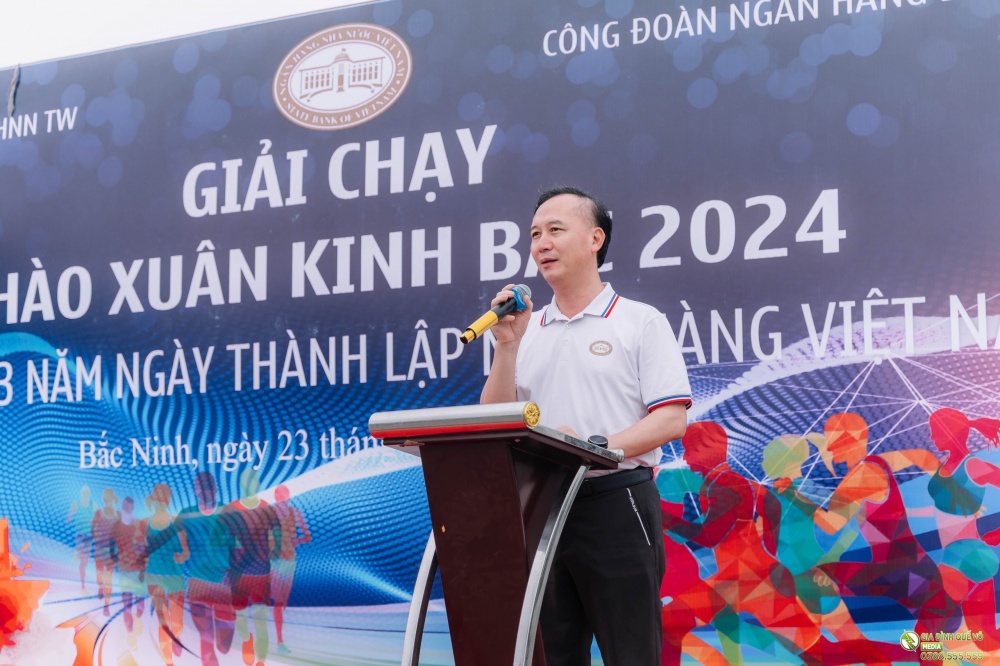 Chủ tịch Công đoàn cơ quan NHTW Cao Văn Bình phát biểu khai mạc giải chạy