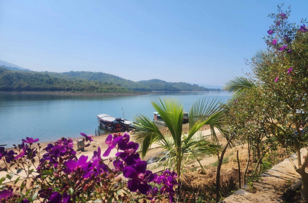 Hồ Tà Đùng nằm giữa khu vực Lâm Đồng và xã Đắk P'lao, xã Đắk Som huyện Đắk Glong, tỉnh Đắk Nông.