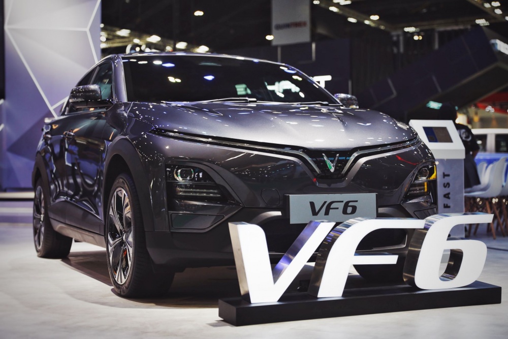 Dải đèn và logo chữ V là nét thiết kế đặc trưng của VinFast