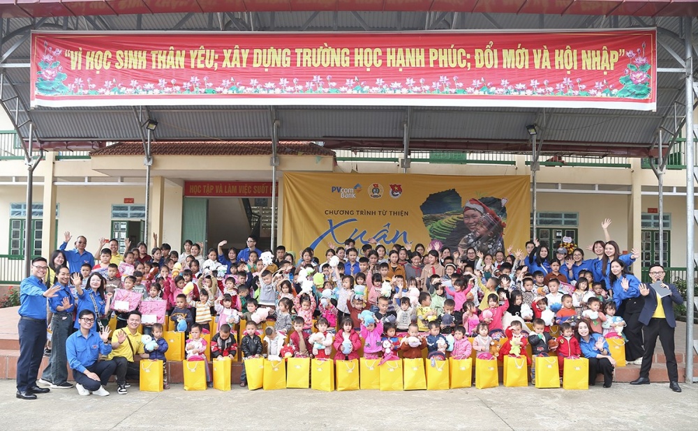 PVcomBank mang yêu thương đến các hoàn cảnh khó khăn tại tỉnh Lào Cai