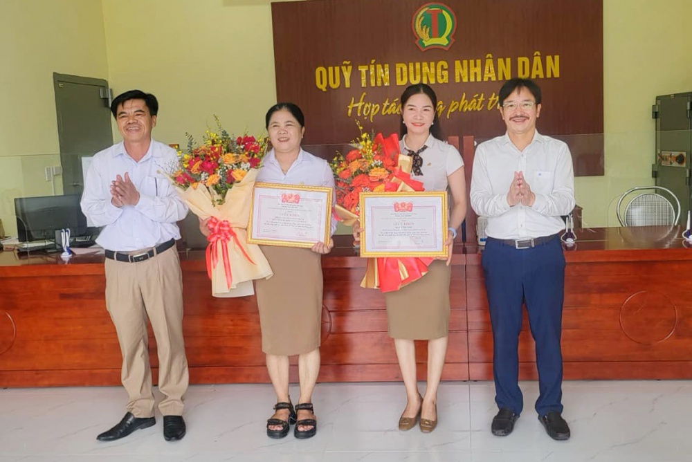 NHNN chi nhánh Quảng Bình đã tổ chức khen thưởng đột xuất cho tập thể phòng giao dịch Hoàn Trạch và cá nhân bà Lê Thị Ánh.