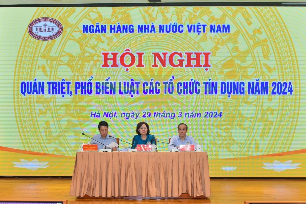 Thống đốc NHNN Nguyễn Thị Hồng và các Phó Thống đốc: Đoàn Thái Sơn, Phạm Tiến Dũng chủ trì hội nghị