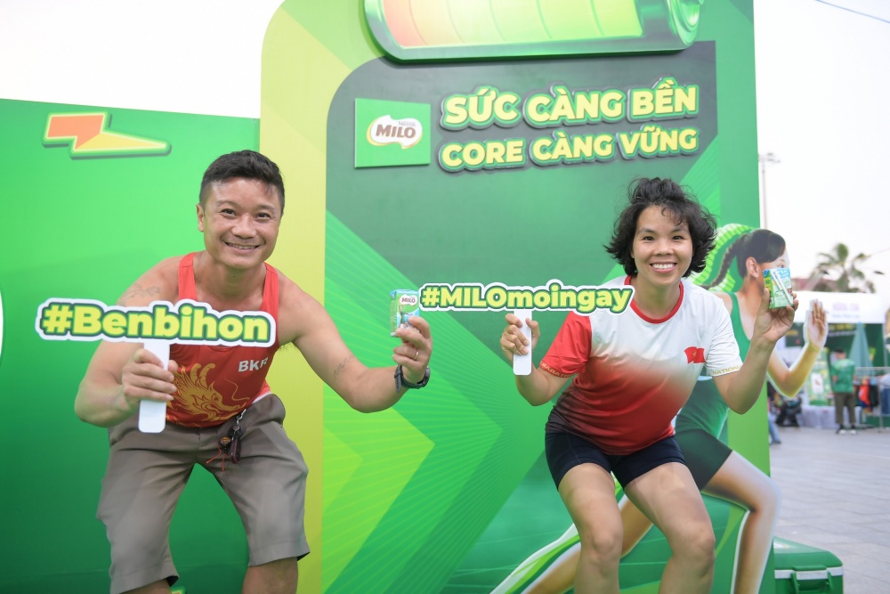 Các vận động viên hào hứng trước khi bắt đầu giải chạy Tiền Phong Marathon 2024.