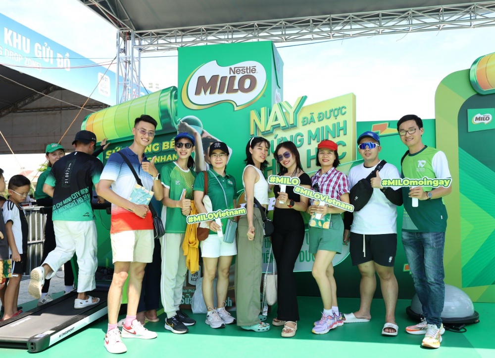 Vận động viên tham gia các hoạt động ý nghĩa nâng cao sức bền của nhãn hàng MILO trong khuôn khổ Tiền Phong Marathon 2024 .