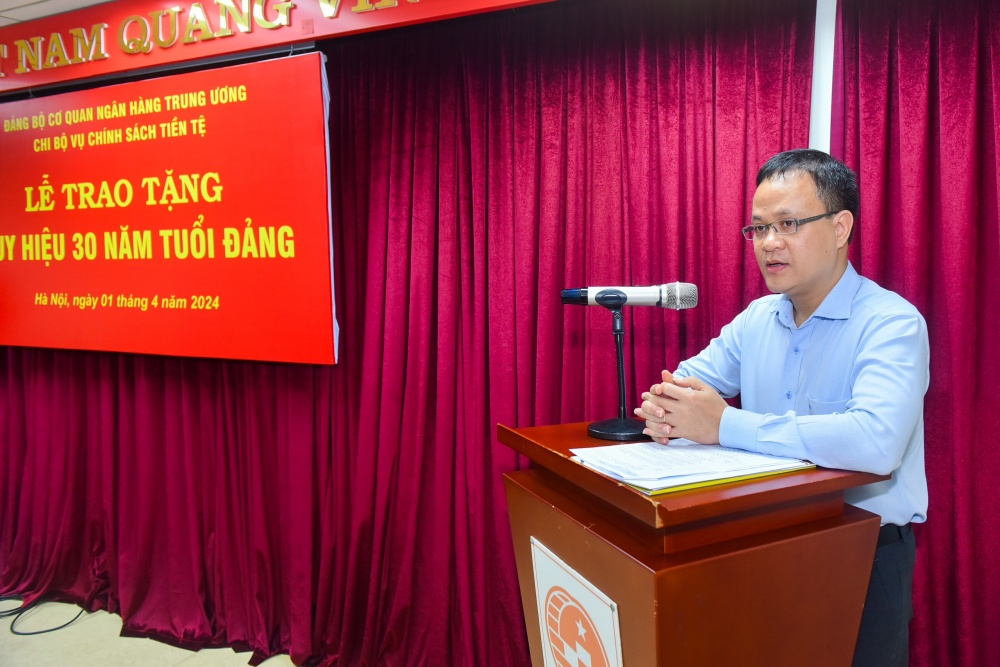 Trao tặng Huy hiệu 30 năm tuổi Đảng cho đảng viên Vụ Chính sách tiền tệ