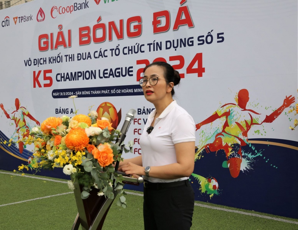 Đại diện cho Co-opBank - Khối Trưởng năm 2024, bà Vũ Thanh Hằng - Thành viên Hội đồng quản trị chuyên trách, Trưởng Ban Tổ chức phát  biểu khai mạc giải bóng đá vô địch Khối 5 năm 2024 