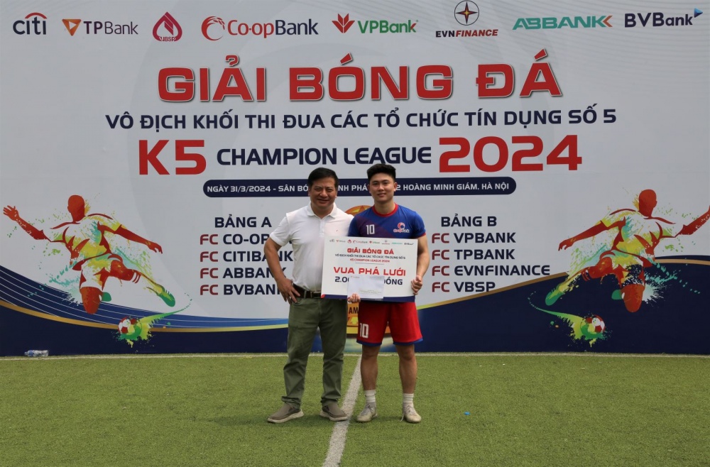Cầu thủ Lê Quang Trung của đội bóng Co-opBank  đã dành danh hiệu vua Phá lưới của giải đấu