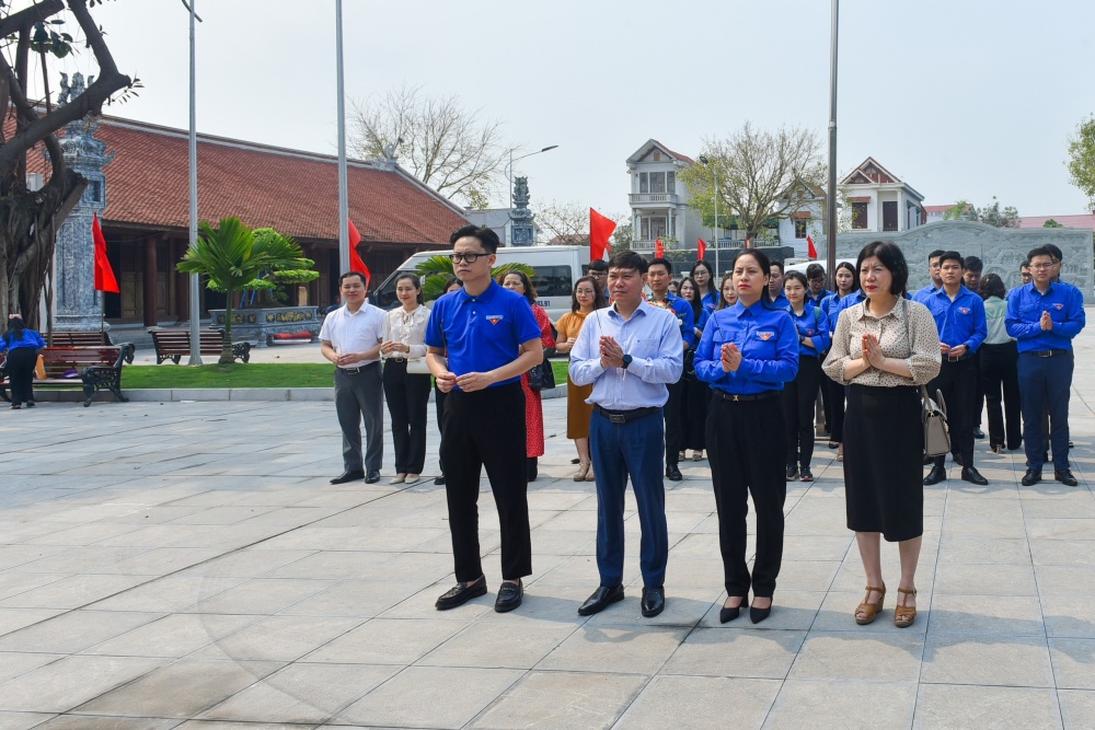 Đoàn Thanh niên NHTW cùng lãnh đạo NHNN tỉnh Hải Dương dâng hương tại Nhà tưởng niệm đồng chí Nguyễn Lương Bằng