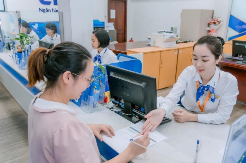 Lãi suất bình quân huy động và cho vay giảm tương ứng 0,4%/năm và 0,6%/năm so với cuối năm 2023 Lãi suất bình quân huy động và cho vay giảm tương ứng 0,4%/năm và 0,6%/năm so với cuối năm 2023
