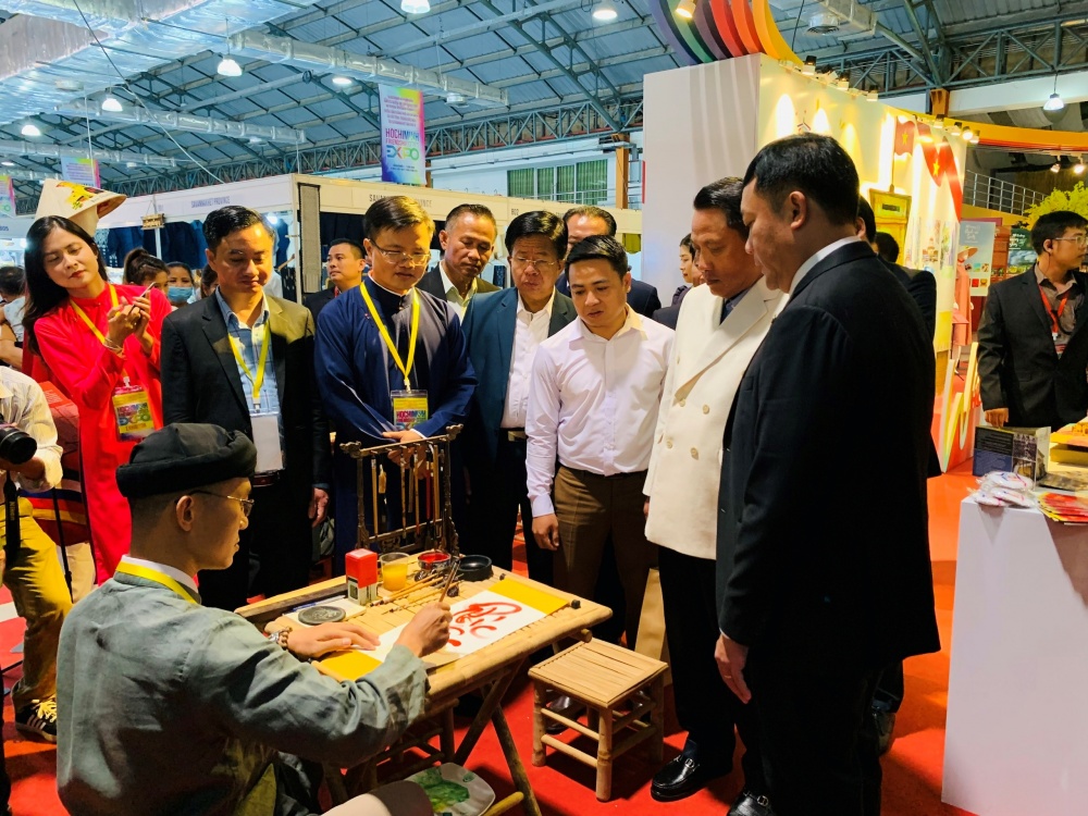 Kết nối, quảng bá du lịch trong nước với thị trường Lào