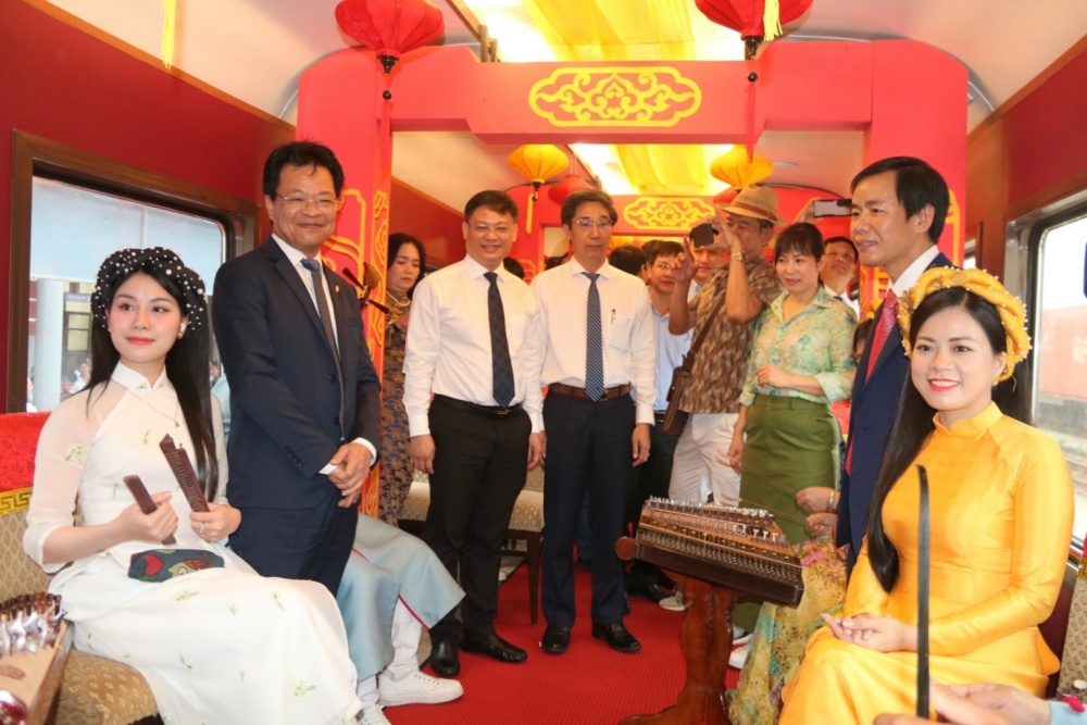 Đại diện lãnh đạo Thừa Thiên - Huế, Đà Nẵng và Tổng công ty Đường sắt Việt Nam cùng trải nghiệm trên đoàn tàu du lịch “Kết nối di sản miền Trung”