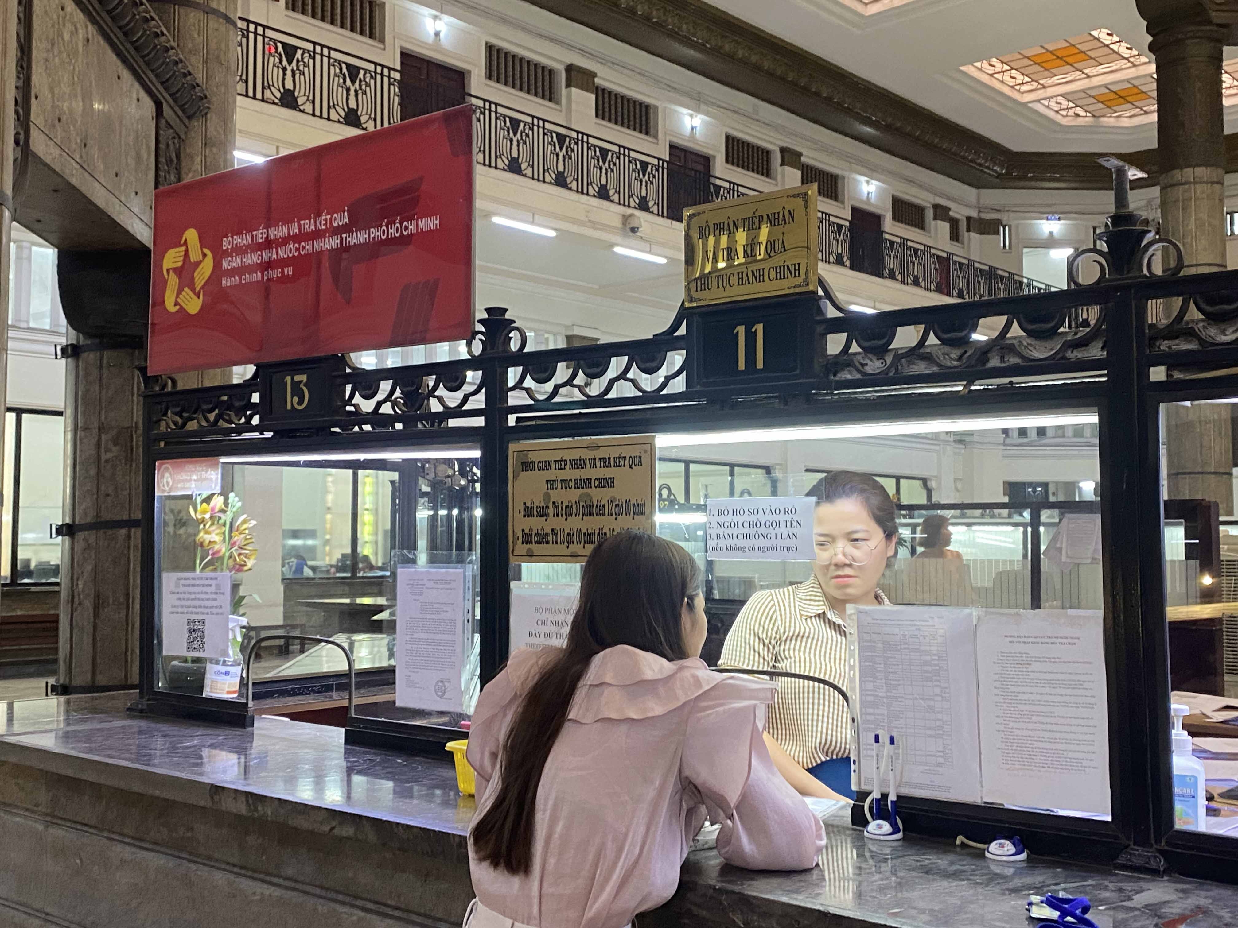 Mô hình một cửa ở sảnh chính NHNN chi nhánh TP. Hồ Chí Minh được doanh nghiệp và các tổ chức kinh tế giao dịch ghi nhận là tổ chức công việc thuận tiện, thân thiện với người dân - Ảnh: Đình Hải