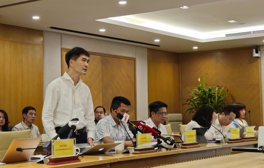 Ông Nguyễn Phong Nhã - Phó Cục trưởng Cục Viễn thông trả lời trước báo chí