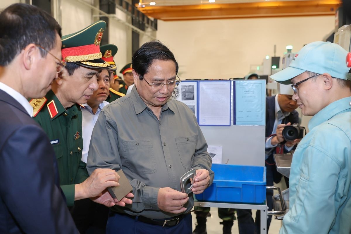 Thủ tướng Phạm Minh Chính tham quan xưởng sản xuất sản phẩm cơ khí công nghệ cao của tập đoàn Viettel.