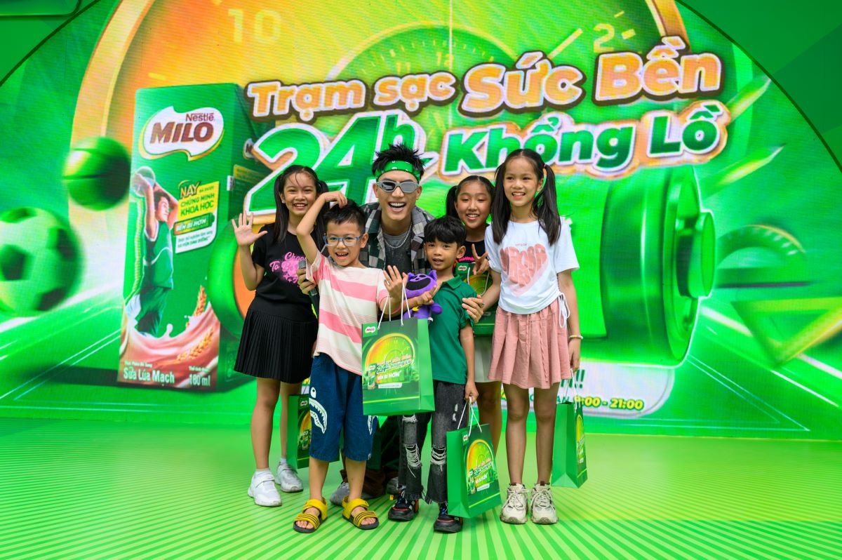 Ca sĩ Anh Tú chụp ảnh giao lưu cùng các bé tham gia sự kiện.