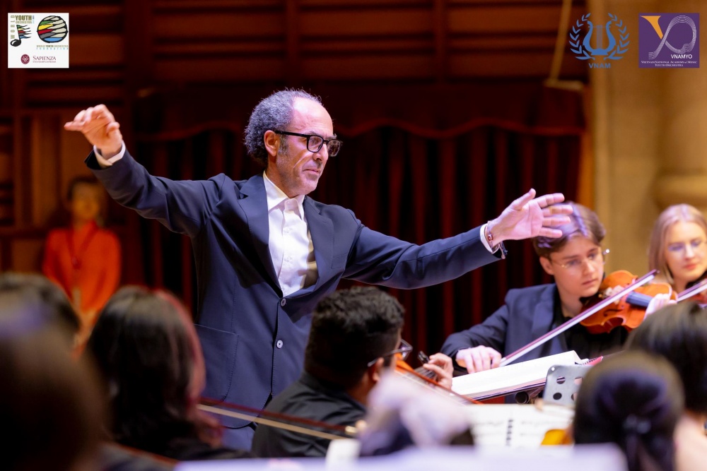 Dẫn dắt 2 đêm nhạc là nhạc trưởng Damiano Giuranna – người sáng lập Dàn nhạc Giao hưởng trẻ Thế giới (WYO)