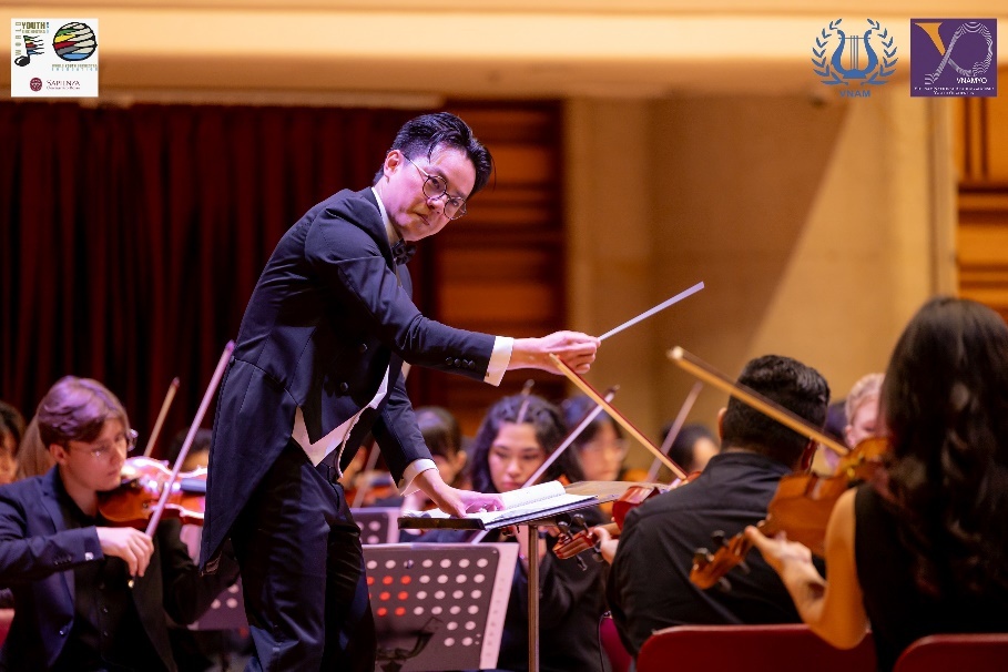Chương trình đặc biệt này cũng có sự tham gia của nhạc trưởng khách mời Trần Nhật Minh