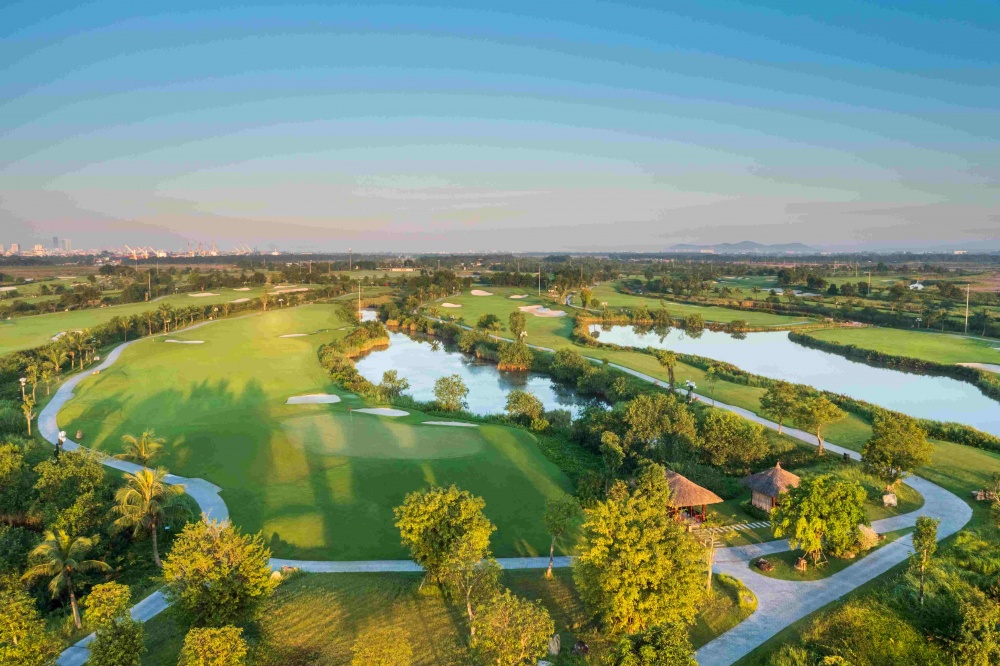 Sân golf trong lòng đại đô thị Vinhomes Royal Island hấp dẫn người chơi bởi cảnh quan đẹp mắt, gần gũi thiên nhiên