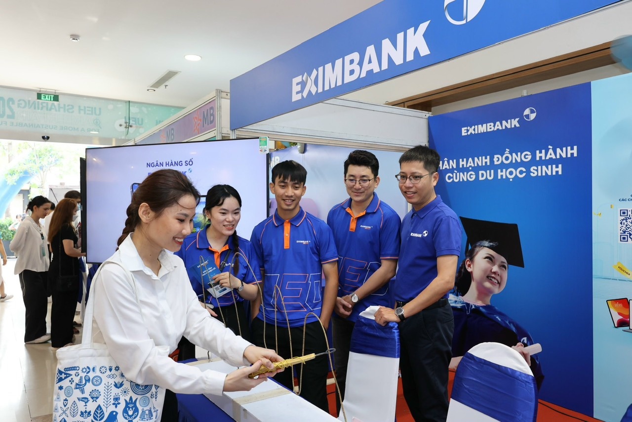Eximbank tài trợ học bổng trị giá 300 triệu đồng cho Đại học Kinh tế TP. Hồ Chí Minh