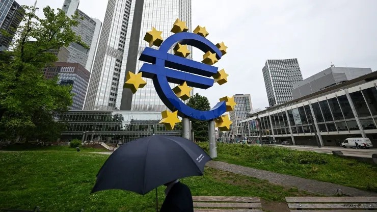 ECB phát tín hiệu chuẩn bị giảm lãi suất