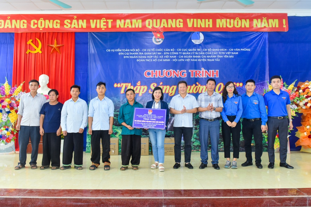 Các hộ dân khó khăn tại xã Làng Nhì nhận các phần quà hỗ trợ tại chương trình