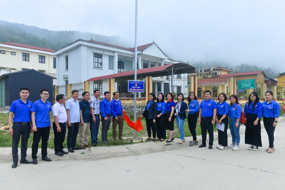 Đoàn công tác thắp sáng đường quê xã Làng Nhì, Trạm Tấu, Yên Bái