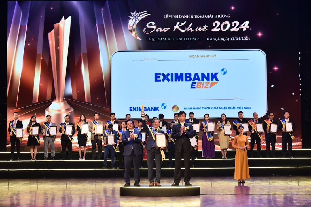 Ông Nguyễn Hướng Minh – Phó Tổng Giám đốc Eximbank nhận giải thưởng Sao Khuê 2024