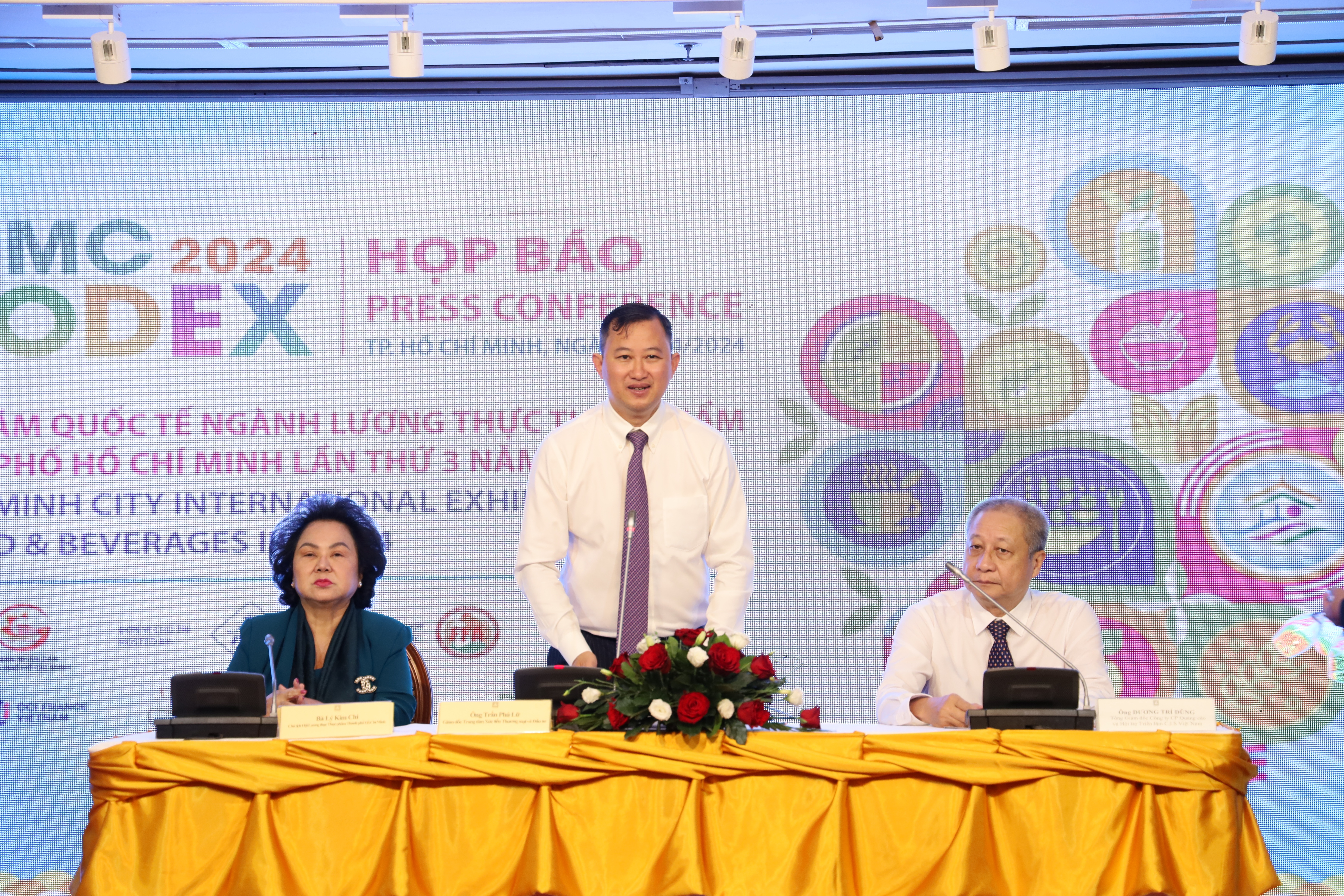 Ông Trần Phú Lữ, Giám đốc Trung tâm Xúc tiến Thương mại và Đầu tư TP. Hồ Chí Minh (giữa) tại HCMC FOODEX 2024 