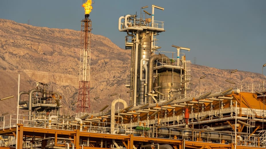 Một nhà máy lọc dầu ở Iran