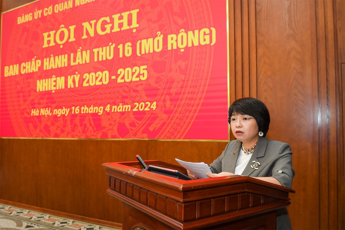 Bà Lê Thị Mai Hương - Phó Bí thư Thường trực Đảng ủy cơ quan NHTW phát biểu        ảnh: Đức Khanh