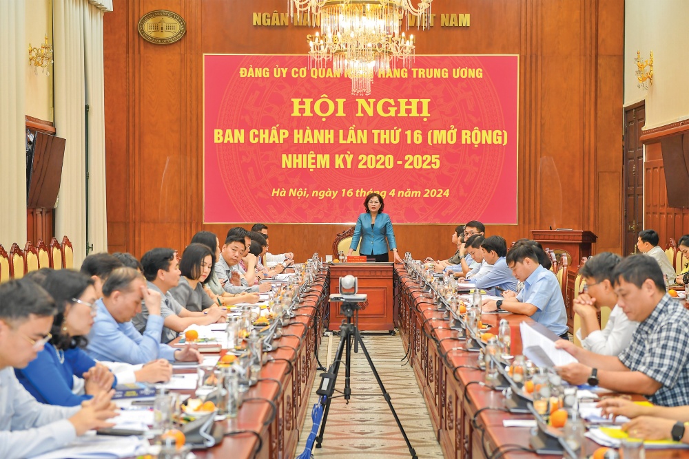 Thống đốc NHNN Nguyễn Thị Hồng - Ủy viên Ban Chấp hành Trung ương Đảng, Bí thư Ban Cán sự Đảng, Bí thư Đảng ủy Cơ quan NHTW phát biểu tại hội nghị  