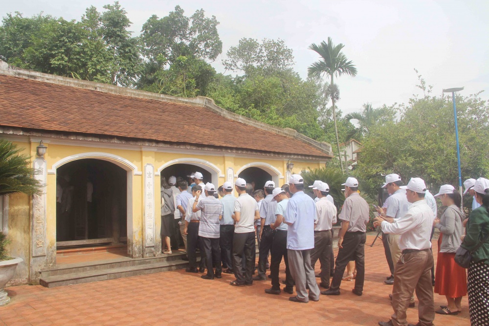 Du khách tham quan Nhà lưu niệm cụ Huỳnh Thúc Kháng ở huyện Tiên Phước.