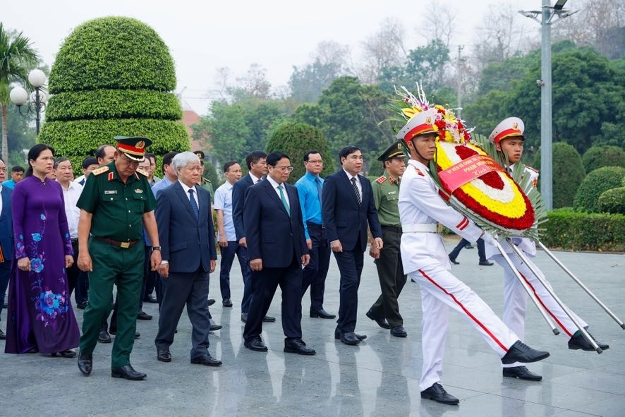 Trước cuộc gặp mặt, Thủ tướng Chính phủ Phạm Minh Chính và các đại biểu đã dâng hương, viếng các anh hùng, liệt sĩ tại nghĩa trang A1 ở thành phố Điện Biên Phủ