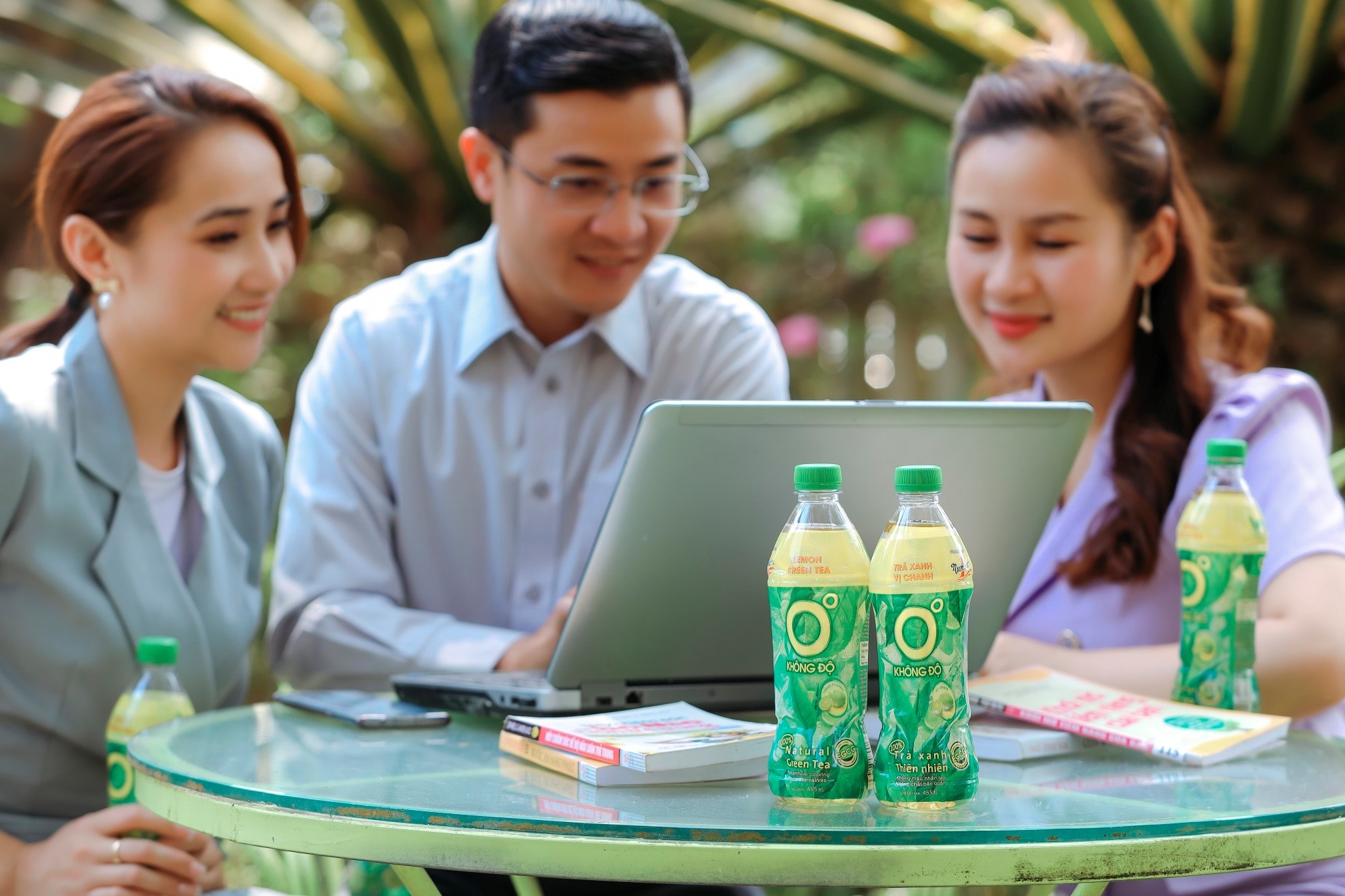 Với EGCG và vitamin C, Trà Xanh Không Độ trở thành thức uống được hàng triệu người trẻ yêu thích và sử dụng mỗi ngày để giải nhiệt cuộc sống mùa deadline hè.