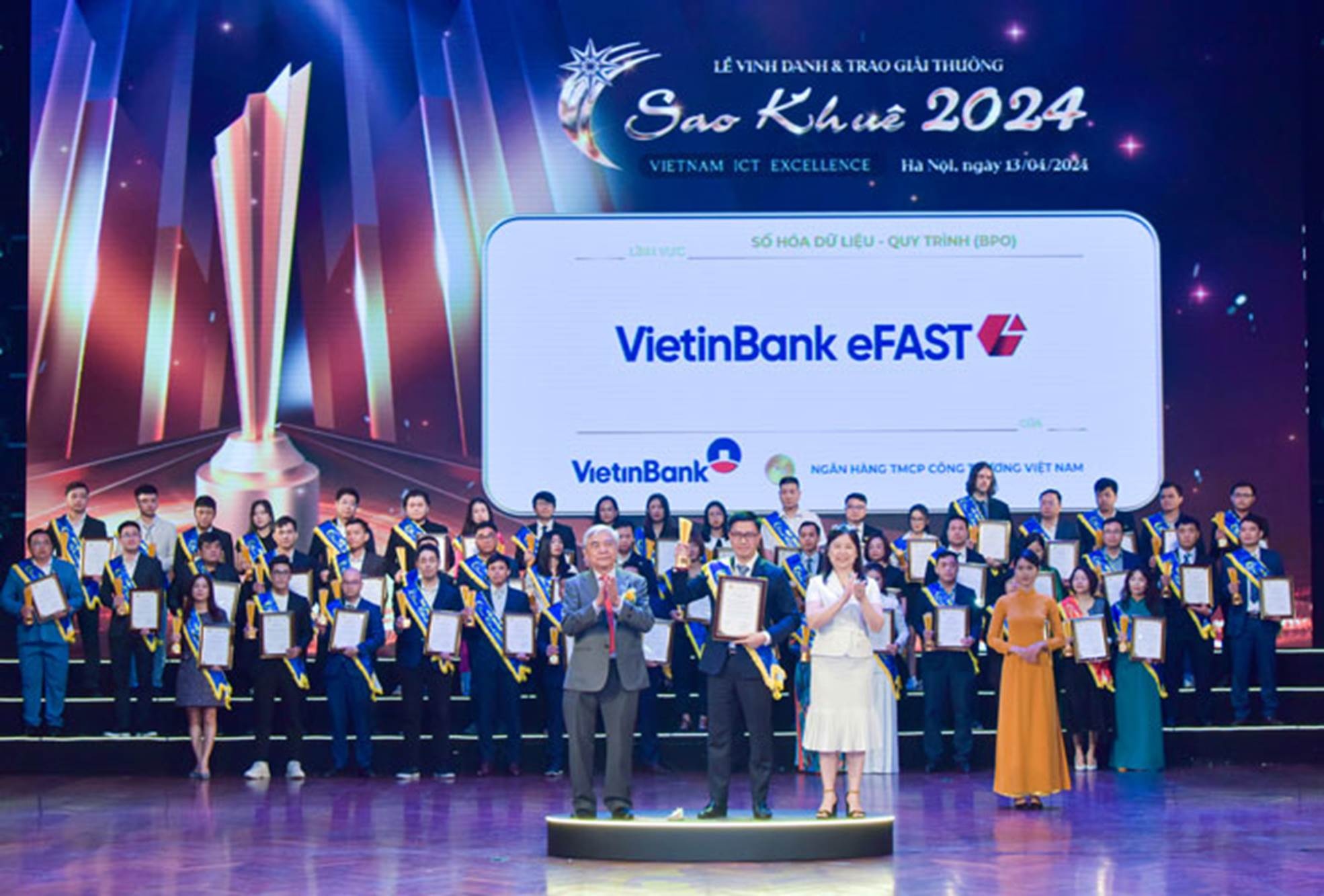 Ông Trần Hoài Nam - Phó Giám đốc Khối KHDN VietinBank nhận Giải thưởng Sao Khuê cho Sản phẩm Giải ngân & Bảo lãnh online dành cho doanh nghiệp trên nền tảng VietinBank eFAST