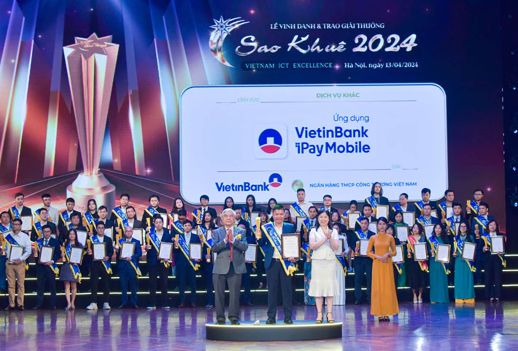 Ông Lê Anh Tuấn - Phó Phòng Ngân hàng số, Khối Bán lẻ VietinBank nhận Giải thưởng Sao Khuê cho Ứng dụng Ngân hàng số VietinBank iPay Mobile