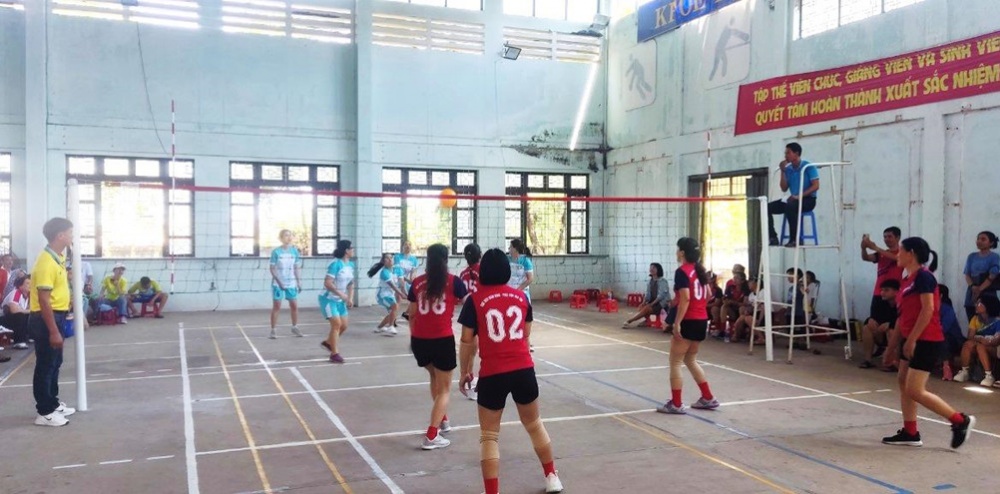 Hai đội Ngân hàng nhà nước chi nhánh Phú Yên (bên trái) và Học viện Ngân hàng phân viện Phú Yên thi đấu bóng chuyền nữ tại nhà thi đấu của Trường đại học Phú Yên.