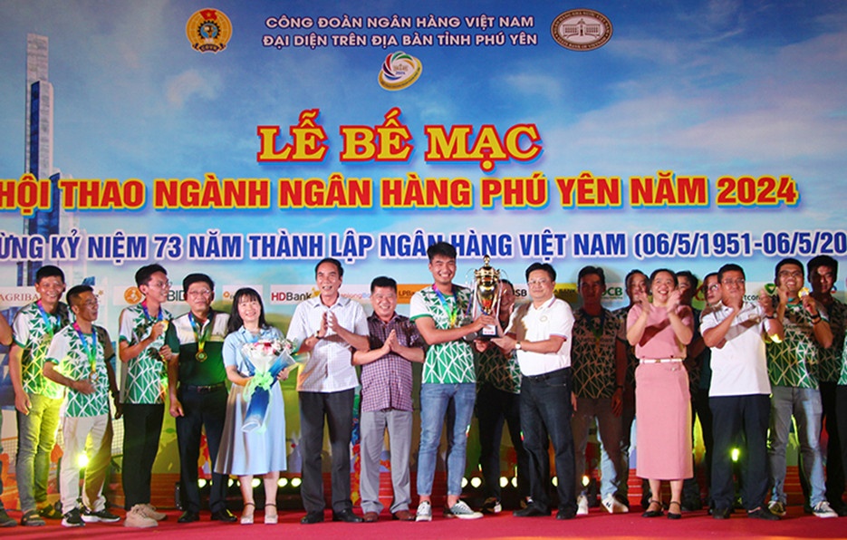 Các đại biểu chúc mừng và trao giải nhất môn bóng chuyền da nam cho đội Vietcombank Phú Yên.