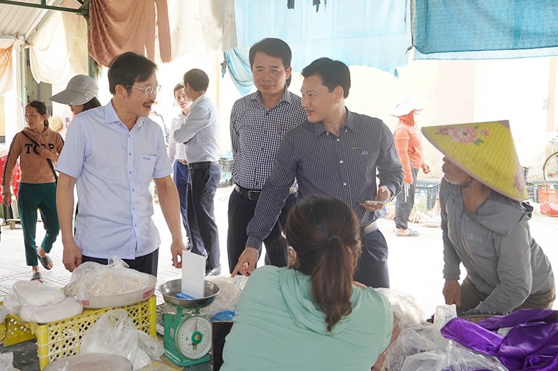 NHNN chi nhánh Quảng Bình  phối hợp với UBND TP. Đồng Hới tổ chức khảo sát thực tế tình hình triển khai phủ sóng thanh toán QR Code tại địa bàn xã Đức Ninh.