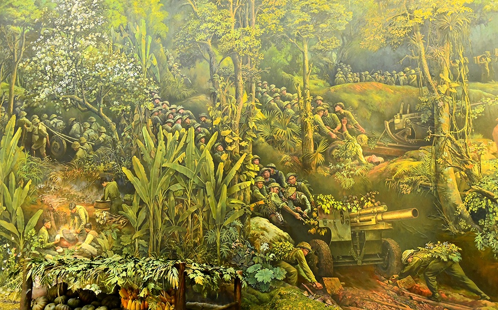 Hình ảnh bộ đội ta kéo pháo vào trận địa được mô tả sống động trong bức tranh Panorama “Chiến dịch Điện Biên Phủ”