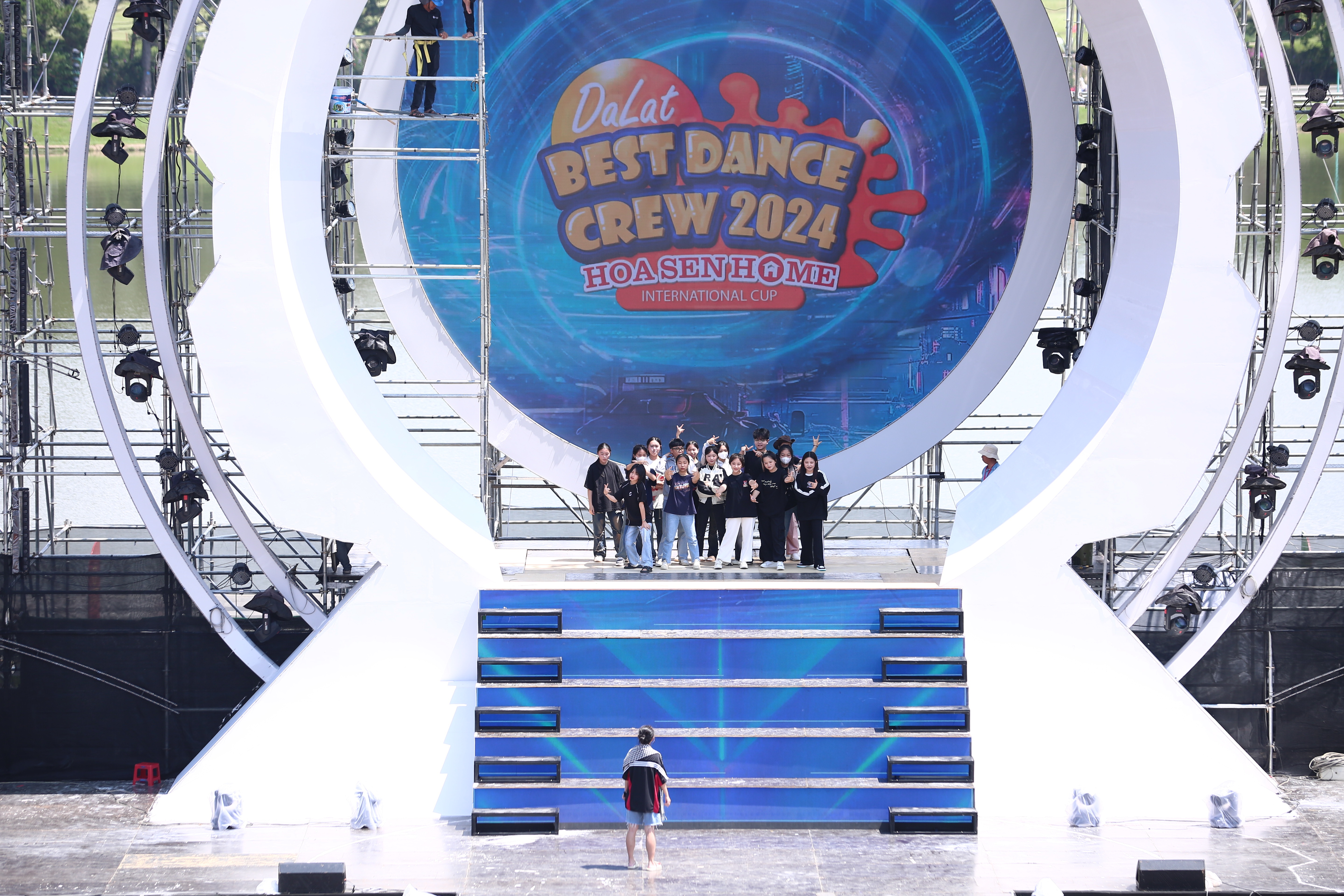 Sân khấu “Dalat Best Dance Crew 2024 – Hoa Sen Home International Cup” được đầu tư hệ thông sàn nâng hiện đại và hoành tráng chưa từng có