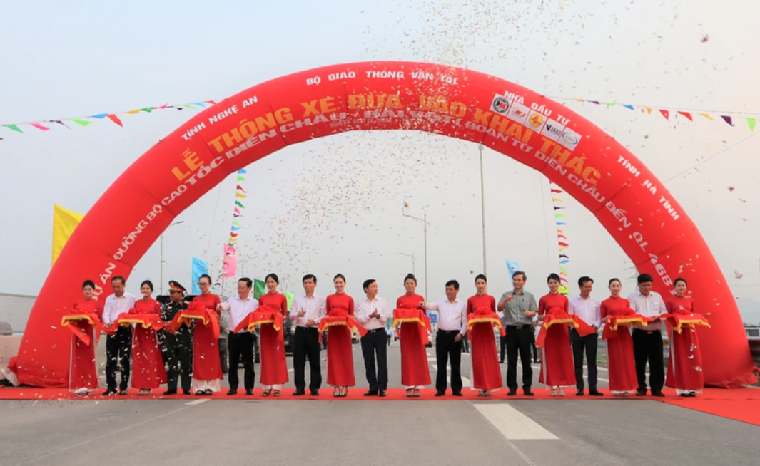 Phó Thủ tướng Chính phủ Trần Hồng Hà cùng các đại biểu thực hiện nghi thức cắt băng thông xe