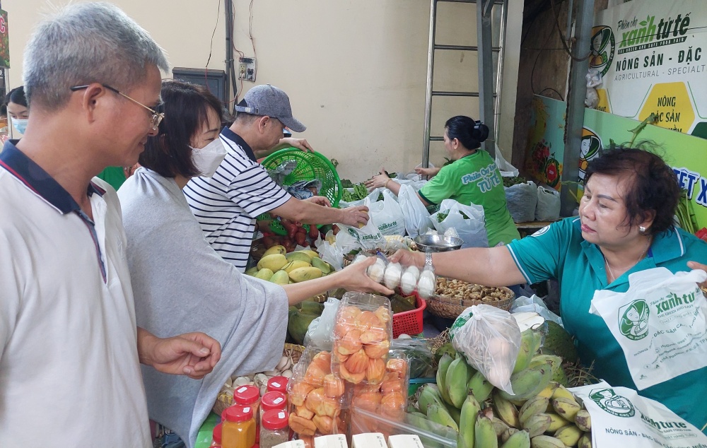 Bán lẻ hàng hoá và doanh thu dịch vụ của TP. Hồ Chí Minh 4 tháng tăng 12%