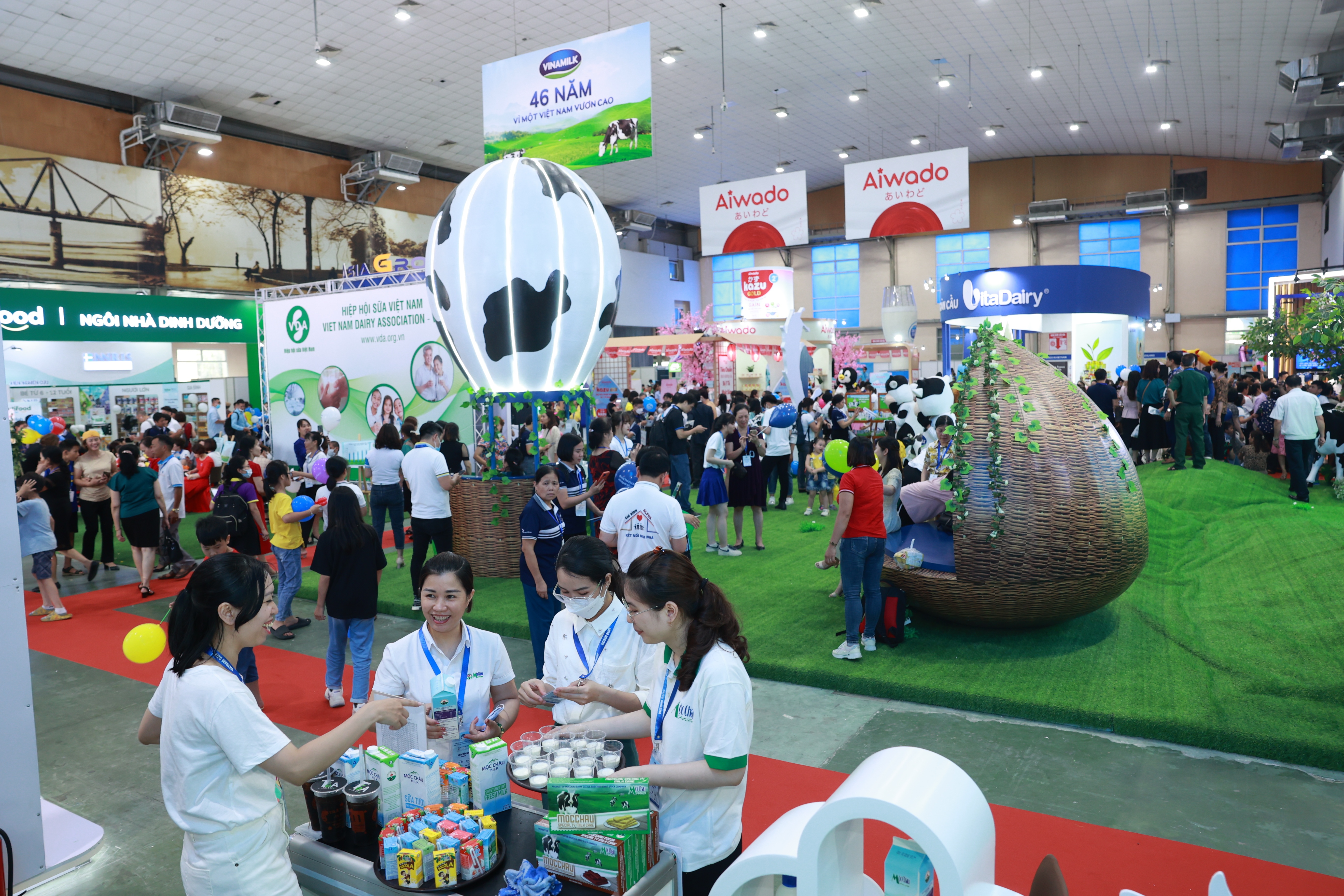  Khách tham quan, người tiêu dùng sẽ được trải nghiệm các sản phẩm sữa của hàng trăm thương hiệu sữa Việt Nam và quốc tế.