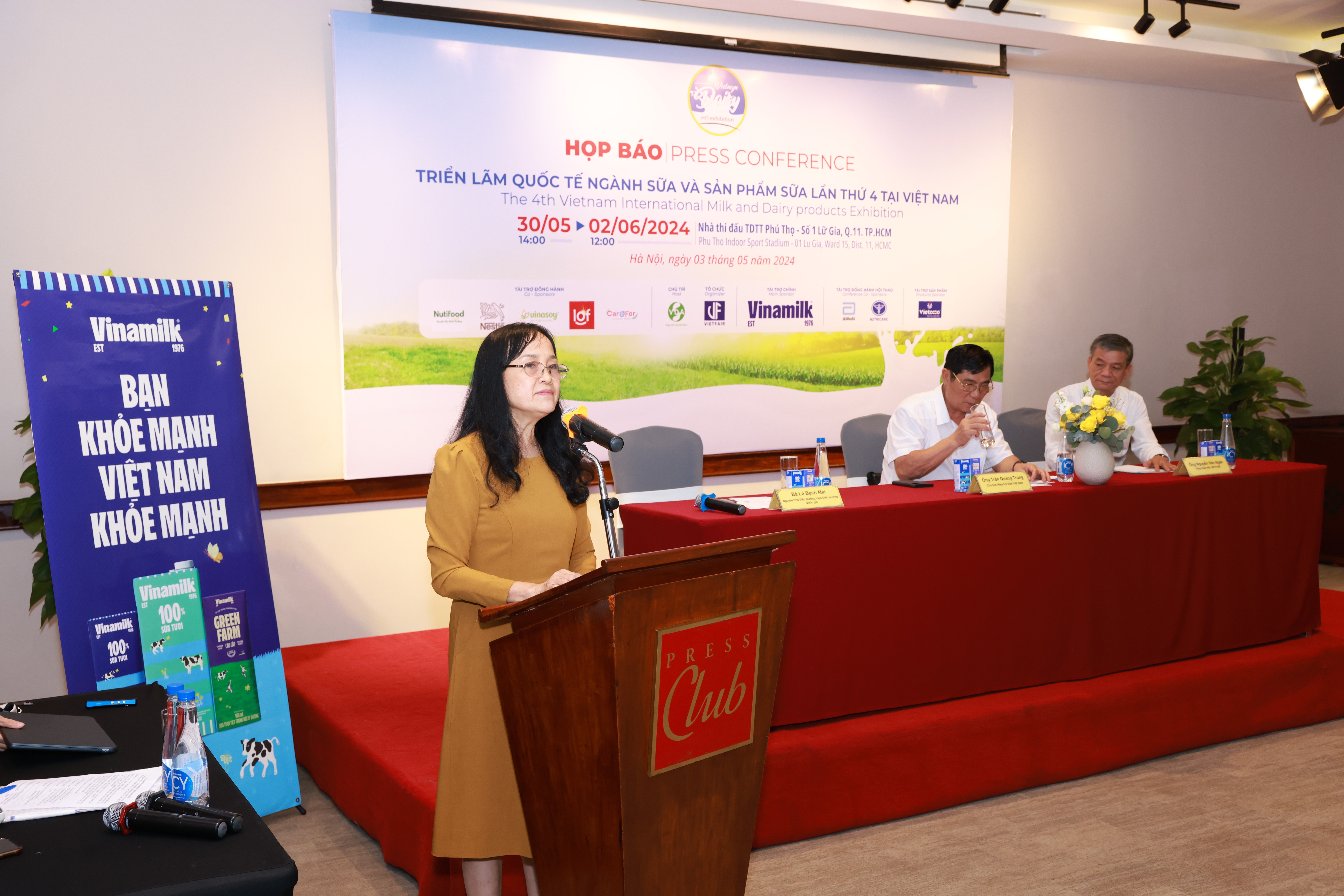 Bà Nguyễn Thị Minh Tâm - Giám đốc chi nhánh công ty Vinamilk tại Hà Nội phát biểu tại buổi họp báo.