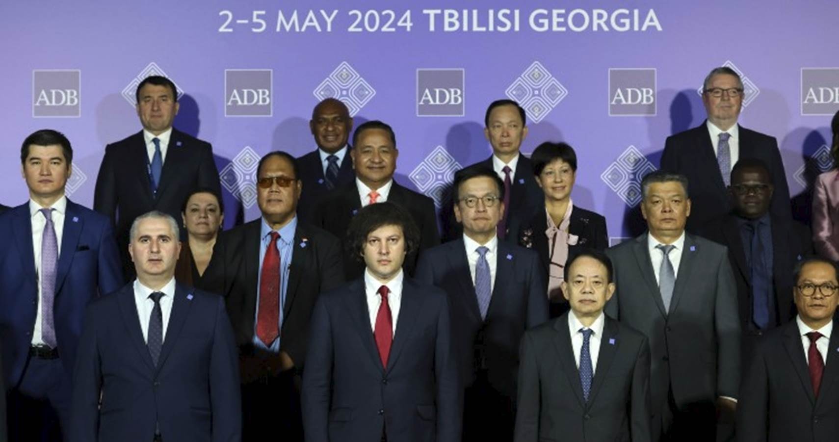 Phó Thống đốc Đào Minh Tú chụp ảnh lưu niệm cùng Thủ tướng Georgia, Chủ tịch ADB và các nước thành viên