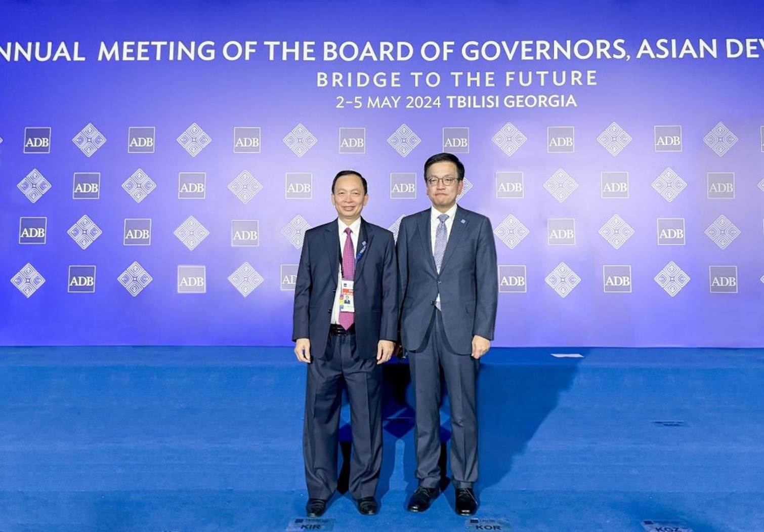 Phó Thống đốc Đào Minh Tú chụp ảnh lưu niệm cùng Phó Thủ tướng kiêm Bộ trưởng Kinh tế và Tài chính Hàn Quốc