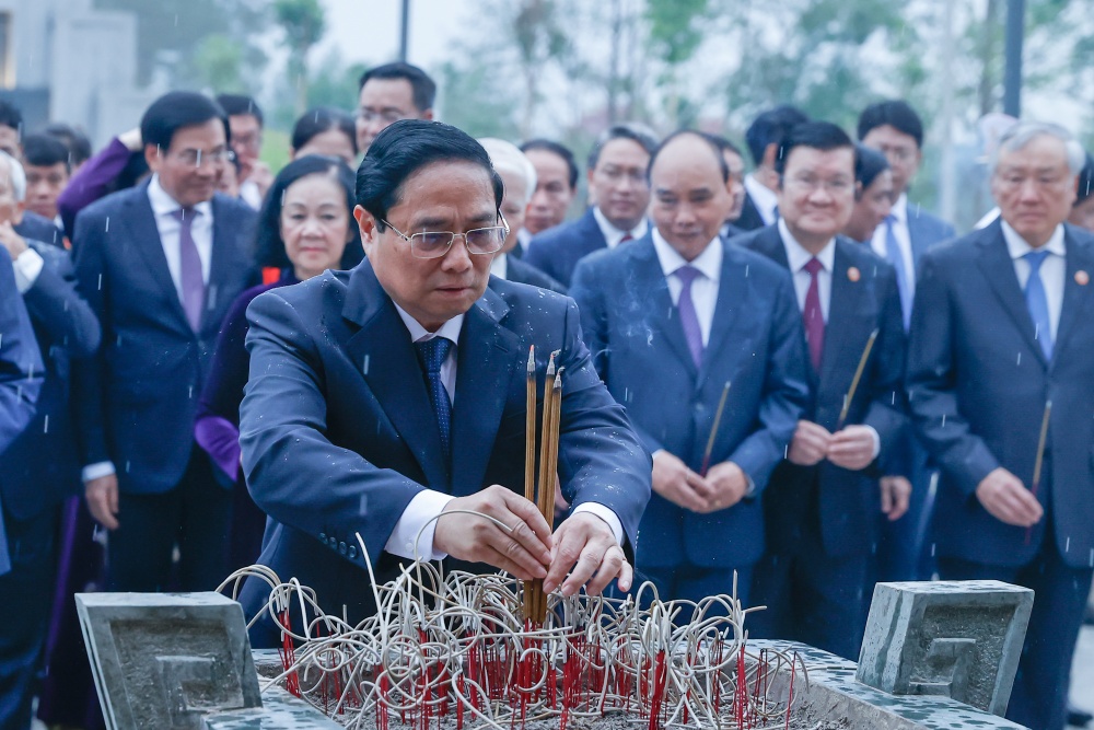 Thủ tướng Phạm Minh Chính cùng các đồng chí lãnh đạo, nguyên lãnh đạo Đảng, Nhà nước dâng hương Đền thờ Liệt sĩ tại chiến trường Điện Biên Phủ - Ảnh: VGP/Nhật Bắc
