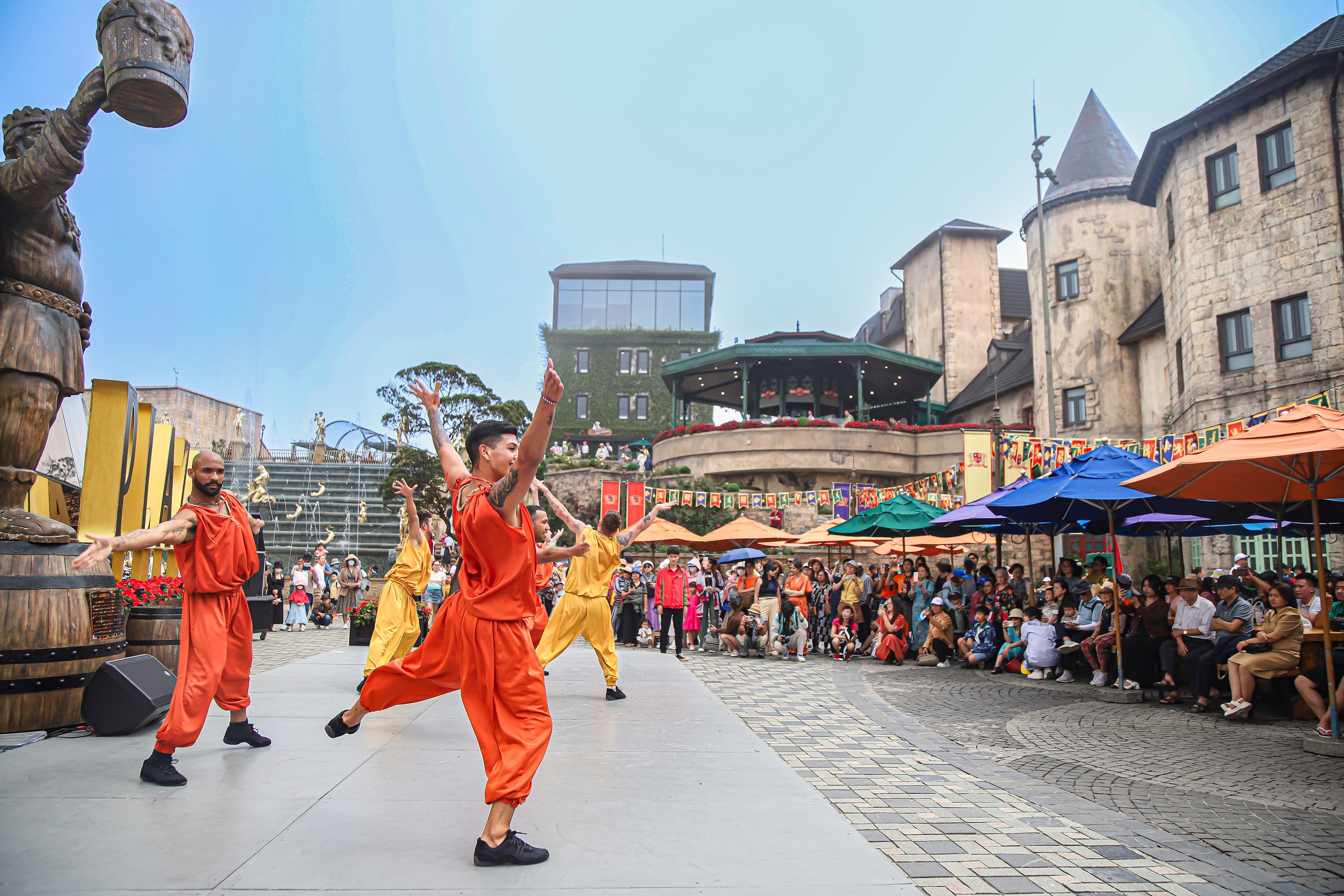 Nghệ sỹ nước ngoài biểu diễn tại Sun World Ba Na Hills, Đà Nẵng.